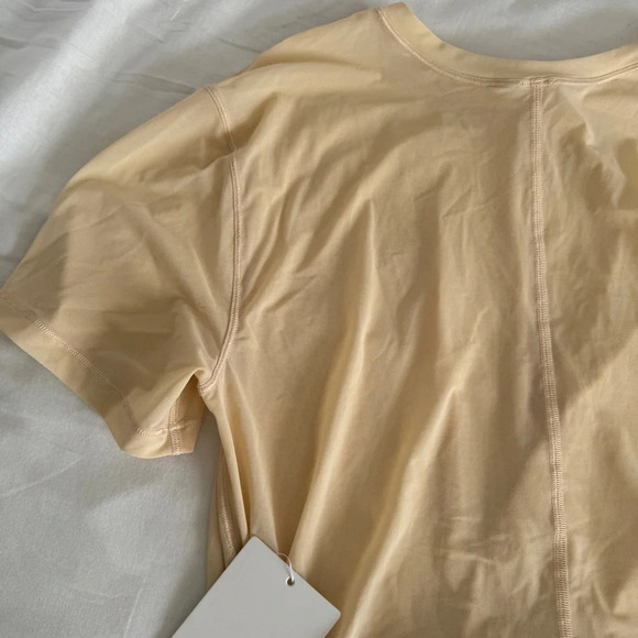 🆕💛 Lululemon Lightweight Mesh Reversible Yoga Tee Prosecco - Picture 8 of 10
